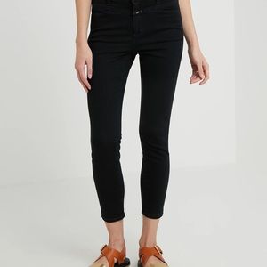 Closed Skinny Pusher Black Skinny Jean size 27